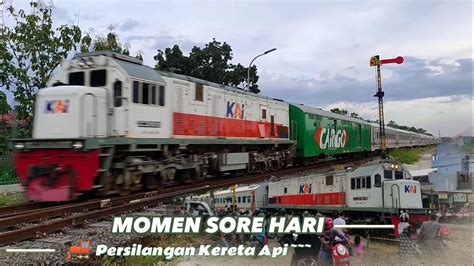 Nonton Kereta Api Bersilang Sambil Ngabuburit Sore Perlintasan Kereta