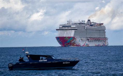 Kapal Pesiar Termewah Genting Dream Melintasi Perbatasan Laut Singapura