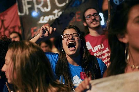 No Rio Milhares Protestam Contra Cortes Na Educação E Política