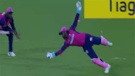 Watch Sanju Samson Takes One Handed Catch In RR Vs DC