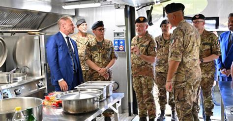 Esercito Il Ministro Dell Agricoltura Della Sovranit Alimentare E