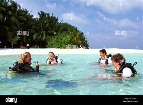 Diving course, Baros Island, Maldives Stock Photo - Alamy