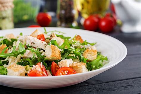 Salada Caesar De Frango Grelhado Saud Vel Tomate Queijo E P O