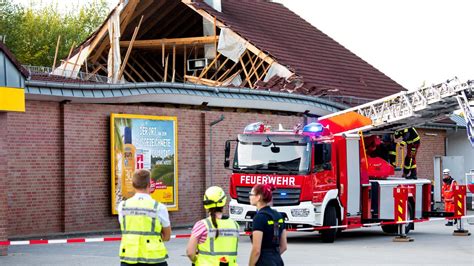 Schleswig Holstein Zw Lf Verletzte Nach Einsturz Von Supermarktdach