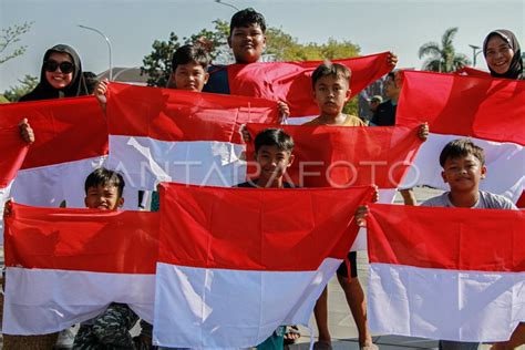 Gerakan Pembagian Bendera Merah Putih Di Palangka Raya Antara Foto