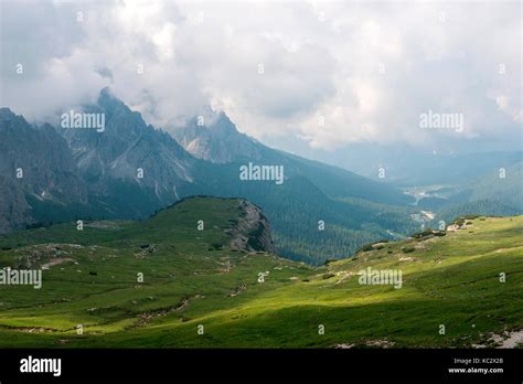 L Europa Italia Veneto Belluno Il Lago Di Misurina E Le Montagne