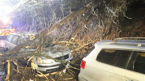 Baum St Rzt Bei Unwetter In Hagen Hohenlimburg Auf Pkw