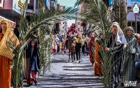 Miles de personas llenan las calles con la Procesión de las Palmas en