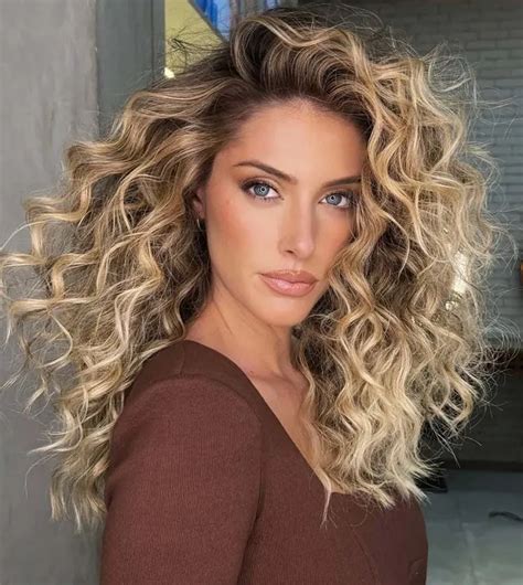 20 Glamorous Old Money Curly Hairstyles For Rich Girl Vibes