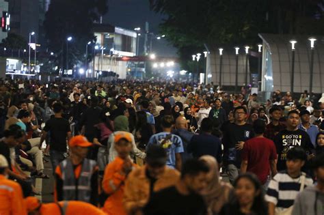 Jelang Pergantian Tahun Baru Ribuan Warga Padati Bundaran Hi