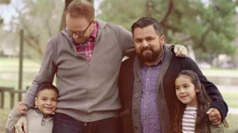 Due papà gay nel nuovo spot per Honey Maid Gay it