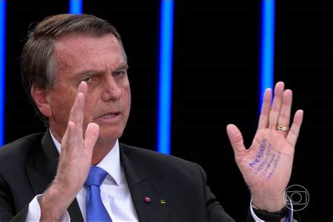 Bolsonaro mantém cola na mão usada no JN em evento 23 08 2022