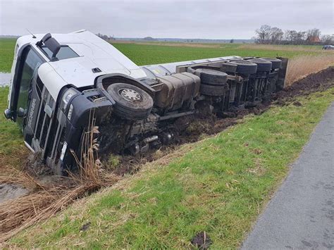 Unfall Mit G Lllelaster Auf K Lkw Kippt Bei Dykhausen In Graben