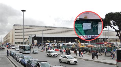 Roma il gabbiotto delle informazioni alla stazione Termini è in