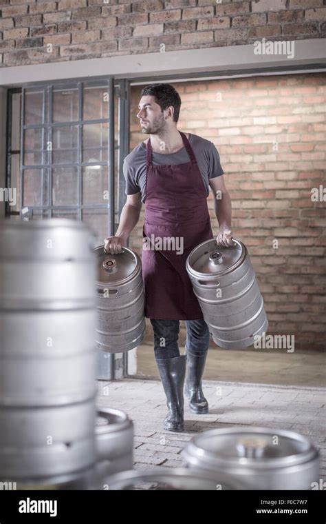 Man Brewer Hi Res Stock Photography And Images Alamy