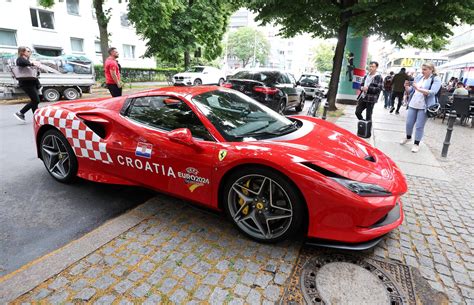 Foto Hrvat Se U Berlinu Pojavio U Ferrariju S Kockicama I Izazvao