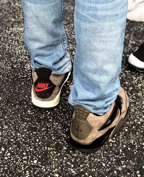 Travis Scott aperçu avec une nouvelle Air Jordan 4 Dark Grey | WAVE®