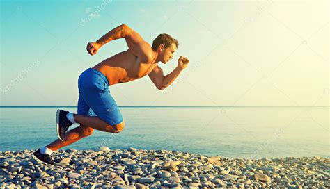 Hombre Atleta Corriendo Por El Mar Al Atardecer Al Aire Libre Foto De