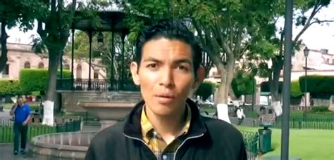 Corren De Un Museo A Pareja Gay Por Darse Un Abrazo