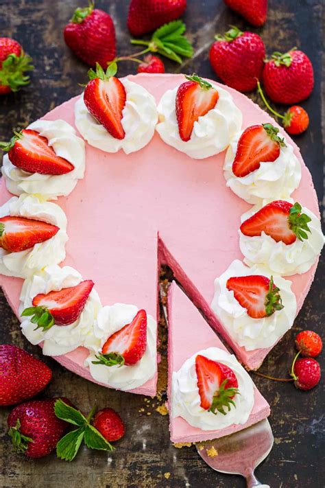 StrawberrySquirtCake: A Dessert That's Both Simple And Sophisticated