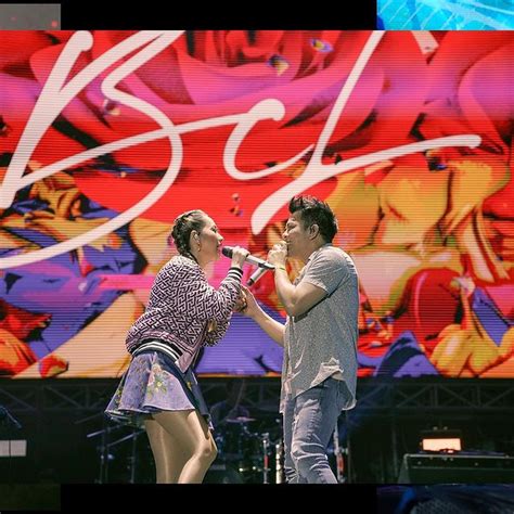 potret bcl ariel noah tampil mesra  atas panggung jadi sorotan