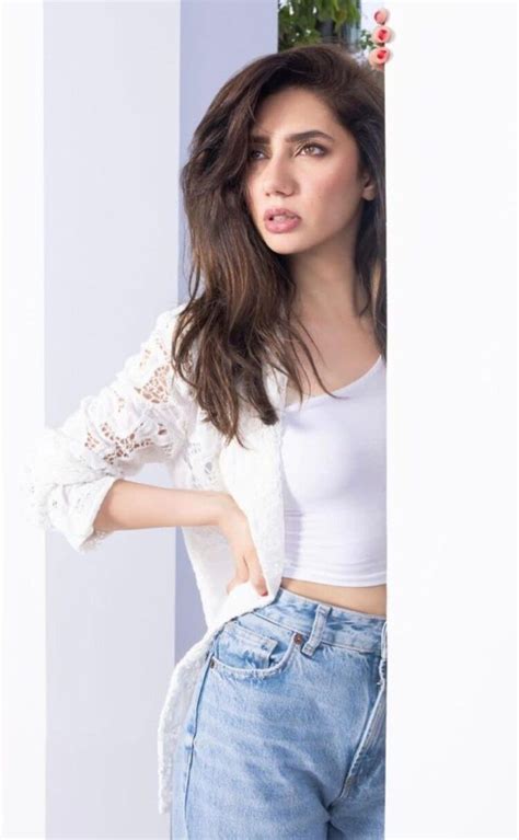 3 Hot Sexy Nora Hewitt Bikini Pics