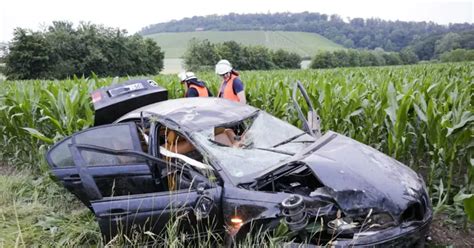 Bmw Fahrer Schleudert Ins Maisfeld Und Berschl Gt Sich Mehrfach