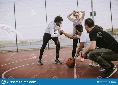 Grupo De Gente Multi Tnica Que Juega A Baloncesto En Corte Imagen De