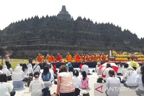 Umat Buddha Gelar Santutthicitta Di Candi Borobudur Antara News