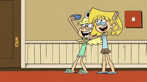 Image S1e07a Leni Taking Selfies With Lori The Loud House Encyclopedia Fandom Powered