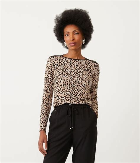 Blusa em Meia Malha Estampa Animal Print de Onça Bege