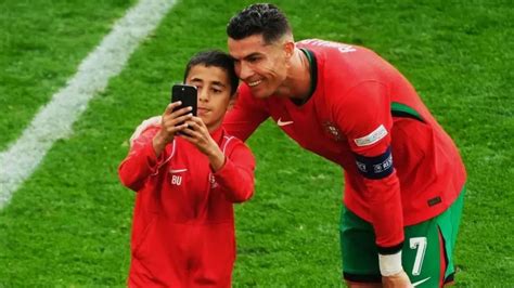 Cristiano Ronaldo ile sahaya girip fotoğraf çektirmişti UEFA dan ceza