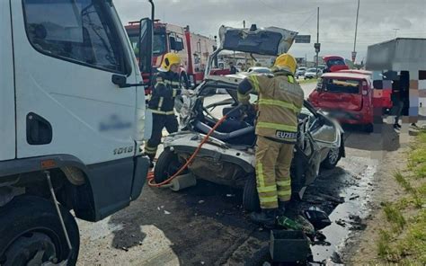 ACIDENTE DE TRÂNSITO Três pessoas ficam presas às ferragens de carro