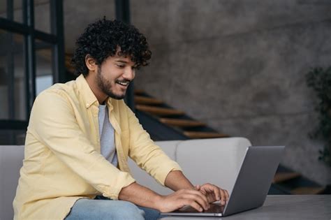 Redator Freelancer Indiano Trabalhando Em Casa Programador Asi Tico