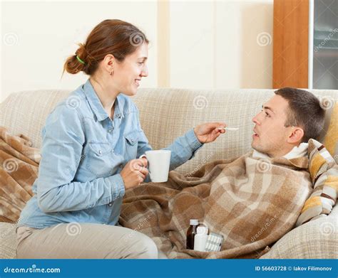 Mujer Adulta Que Cuida Para El Hombre Enfermo Foto De Archivo Imagen