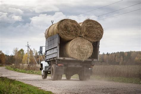 Un Cami N Con Montones De Heno Circula Por La Carretera Del Pueblo