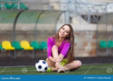 Donna O Ragazza Pon Pon Sexy Di Forma Fisica Con Un Pallone Da Calcio