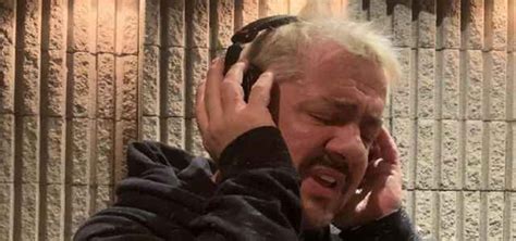 Dario Gay chi è Cantautore che duetta con Platinette con L inno della pettegola