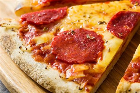 Rebanada Italiana Caliente De La Pizza De Salchichones En La Tabla De