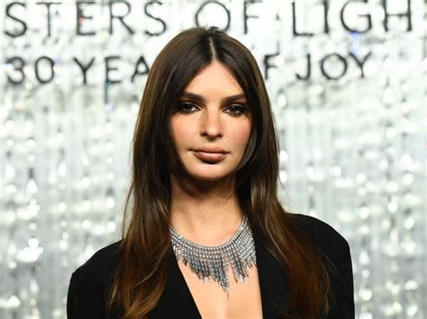 Emily Ratajkowski Goes Completely Naked To Sunbathe