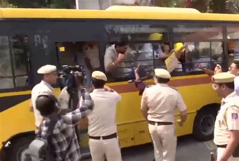 Aap Protesters Held During March To Pms Residence India News