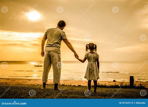 Padre E Hija Que Se Colocan En La Playa Imagen De Archivo Imagen De