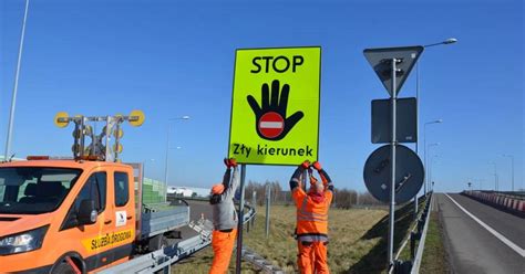 STOP zły kierunek nowe znaki na węzłach autostradowych w Łódzkiem