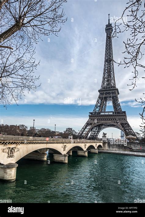 Bridge to Eiffel tower Paris Stock Photo - Alamy