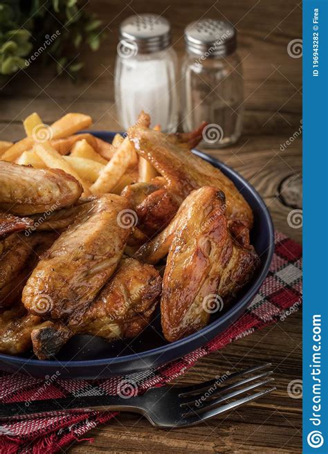 Asas De Frango Assadas Com Batatas Fritas Foto De Stock Imagem De