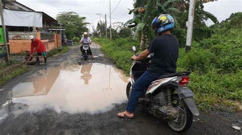 Warga Desa Barokah Keluhkan Jalan Penuh Kubang Lama Tak Ada Perbaikan