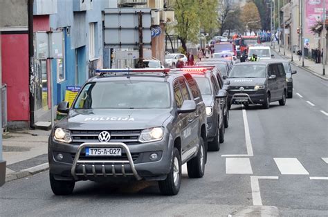 U Tuzli Povodom Dana Dr Avnosti Bih Uprili En Sve Ani Defile Foto