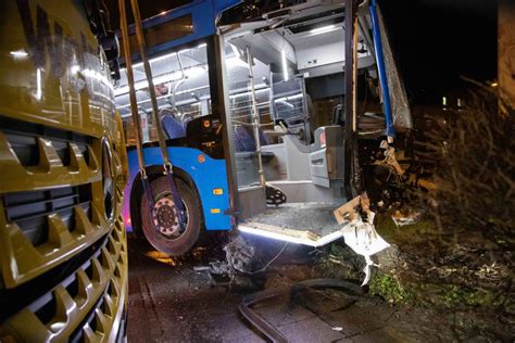 Unfall Zug Linienbus Kracht In Autos Verletzte Und Mehrere