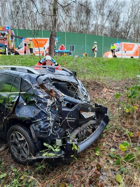 Unfall Auf Der A27 Feuerwehr Muss Fahrer Aus Auto Befreien