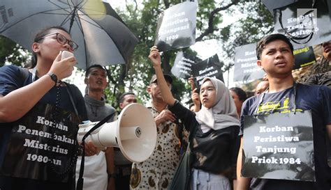 Foto Aktivis Tuntut Penyelesaian Kasus Pelanggaran Ham Di Indonesia